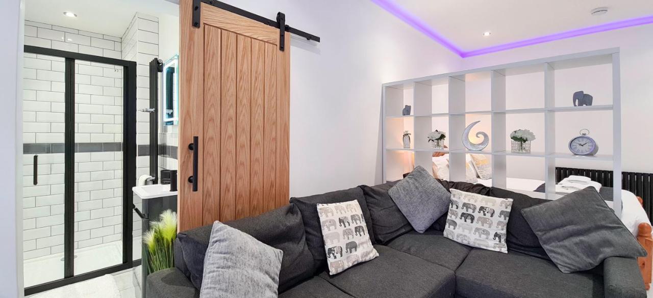 The Studio, Luxury Modern Apartment In The South Hams, Stunning Walks On The Doorstep, A 20 Minute Drive To The Beautiful Sandy Beaches, Quiet Courtyard Setting, Shops, Bars And Restaurants A Short Walk Away! Айвибридж Экстерьер фото