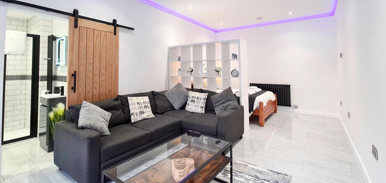 The Studio, Luxury Modern Apartment In The South Hams, Stunning Walks On The Doorstep, A 20 Minute Drive To The Beautiful Sandy Beaches, Quiet Courtyard Setting, Shops, Bars And Restaurants A Short Walk Away! Айвибридж Экстерьер фото
